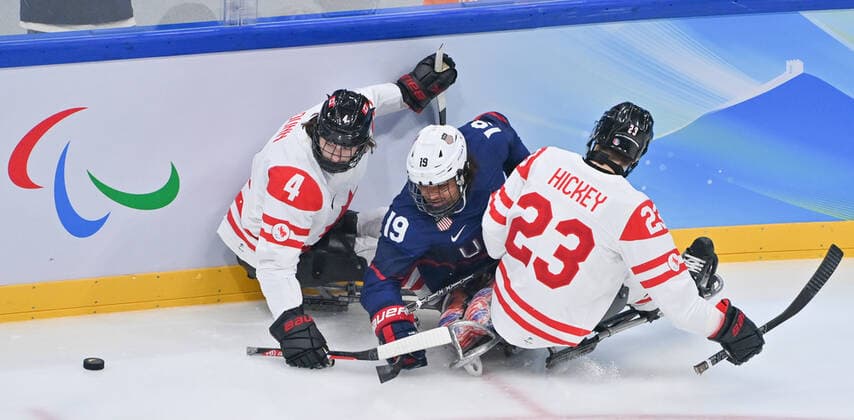 (220313) -- BEIJING, March 13, 2022 -- Malik Jones (C) of the United States vies with James Dunn (L) of Canada during the Para Ice hockey, Eishockey Gold Medal Game between the United States and Canada of the Beijing 2022 Paralympic Winter games, Winterspiele,Spiele, Summer games at National Indoor Stadium in Beijing, capital of China, March 13, 2022. ) (SP)CHINA-BEIJING-WINTER PARALYMPICS-PARA ICE HOCKEY-GOLD MEDAL GAME-USA VS CAN (CN) WuxHuiwo 