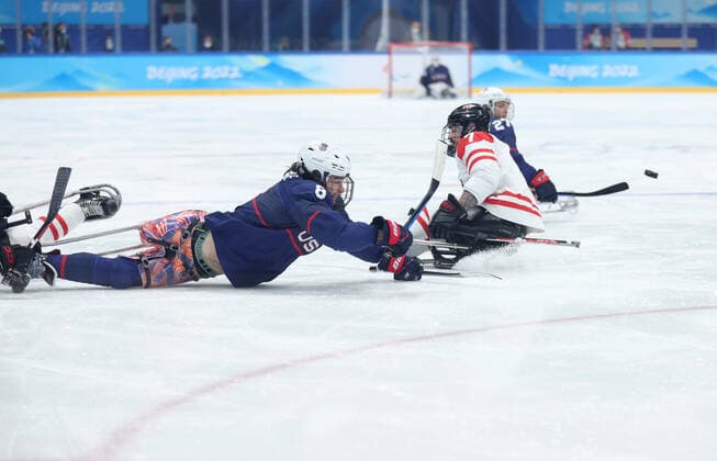 (220313) -- BEIJING, March 13, 2022 -- Jack Wallace of the United States (front) competes during the Para Ice hockey, Eishockey Gold Medal Game between the United States and Canada of the Beijing 2022 Paralympic Winter games, Winterspiele,Spiele, Summer games at National Indoor Stadium in Beijing, capital of China, March 13, 2022. ) (SP)CHINA-BEIJING-WINTER PARALYMPICS-PARA ICE HOCKEY-GOLD MEDAL GAME-USA VS CAN (CN) HuxXingyu 