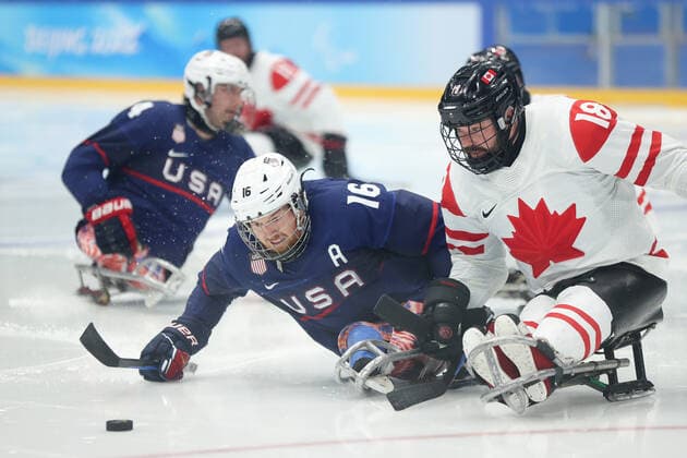 (220313) -- BEIJING, March 13, 2022 -- Declan Farmer (L) of the United States and Billy Bridges of Canada compete during the Para Ice hockey, Eishockey Gold Medal Game between the United States and Canada of the Beijing 2022 Paralympic Winter games, Winterspiele,Spiele, Summer games at National Indoor Stadium in Beijing, capital of China, March 13, 2022. ) (SP)CHINA-BEIJING-WINTER PARALYMPICS-PARA ICE HOCKEY-GOLD MEDAL GAME-USA VS CAN (CN) MaxXiping 