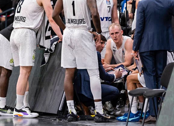 Head Coach Pedro Calles (Towers), Seth Hinrichs (Towers) 12.03.22, Hamburg, Hamburg Towers vs. Telekom Baskets Bonn, easyCredit BBL, Basketball Bundesliga, 1.Liga, Saison 2021 2022, 25. Spieltag Â