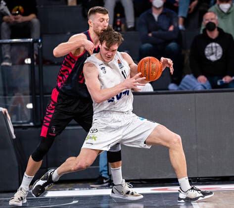 Saulius Kulvietis (Bonn), Maik Kotsar (Towers) 12.03.22, Hamburg, Hamburg Towers vs. Telekom Baskets Bonn, easyCredit BBL, Basketball Bundesliga, 1.Liga, Saison 2021 2022, 25. Spieltag Â