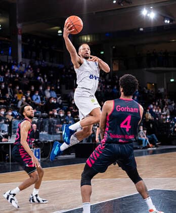 Parker Jackson-Cartwright (Bonn), Jaylon Brown (Towers), Justin Gorham (Bonn) 12.03.22, Hamburg, Hamburg Towers vs. Telekom Baskets Bonn, easyCredit BBL, Basketball Bundesliga, 1.Liga, Saison 2021 2022, 25. Spieltag Â