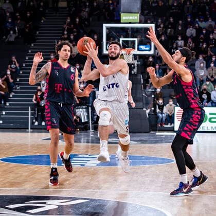 Michael Kessens (Bonn), Max DiLeo (Towers), Jeremy Morgan (Bonn) 12.03.22, Hamburg, Hamburg Towers vs. Telekom Baskets Bonn, easyCredit BBL, Basketball Bundesliga, 1.Liga, Saison 2021 2022, 25. Spieltag Â