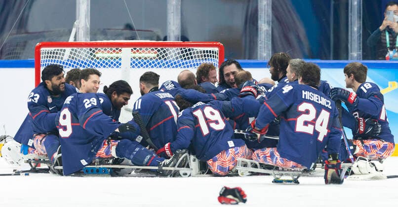 (220313) -- BEIJING, March 13, 2022 -- Players of the United States celebrate after the Para Ice hockey, Eishockey Gold Medal Game between the United States and Canada of the Beijing 2022 Paralympic Winter games, Winterspiele,Spiele, Summer games at National Indoor Stadium in Beijing, capital of China, March 13, 2022. ) (SP)CHINA-BEIJING-WINTER PARALYMPICS-PARA ICE HOCKEY-GOLD MEDAL GAME-USA VS CAN (CN) CaixYang 