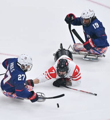 (220313) -- BEIJING, March 13, 2022 -- Zach Lavin (C) of Canada vies with Josh Pauls (L) of the United States during the Para Ice hockey, Eishockey Gold Medal Game between the United States and Canada of the Beijing 2022 Paralympic Winter games, Winterspiele,Spiele, Summer games at National Indoor Stadium in Beijing, capital of China, March 13, 2022. ) (SP)CHINA-BEIJING-WINTER PARALYMPICS-PARA ICE HOCKEY-GOLD MEDAL GAME-USA VS CAN (CN) WuxHuiwo 