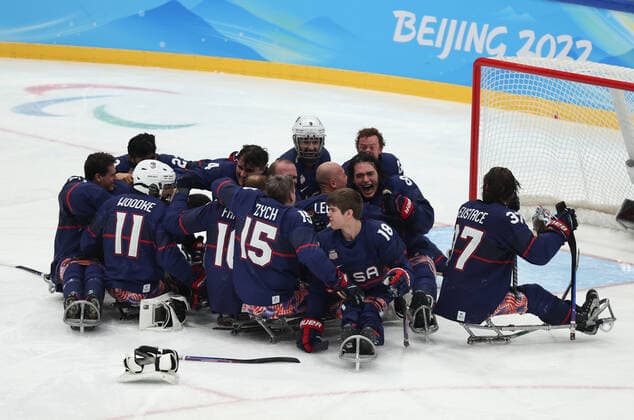 (220313) -- BEIJING, March 13, 2022 -- Players of the United States celebrate after the Para Ice hockey, Eishockey Gold Medal Game between the United States and Canada of the Beijing 2022 Paralympic Winter games, Winterspiele,Spiele, Summer games at National Indoor Stadium in Beijing, capital of China, March 13, 2022. ) (SP)CHINA-BEIJING-WINTER PARALYMPICS-PARA ICE HOCKEY-GOLD MEDAL GAME-USA VS CAN (CN) ZhangxKeren 