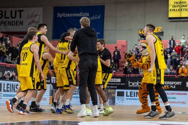 Tigers Tuebingen feiern den Sieg ueber die VfL SparkassenStars Bochum Tigers Tuebingen vs. VfL SparkassenStars Bochum, 2. Basketball Bundesliga, Pro A, Barmer 2 Basketball, 29. Spieltag , Spielzeit 2021 2022, 12.03.2022 Tigers Tuebingen vs. VfL SparkassenStars Bochum, 2. Basketball Bundesliga, Pro A, Barmer 2 Basketball, 29. Spieltag , Spielzeit 2021 2022, 12.03.2022 Tuebingen Copyright: xNinaxSanderx xEibnerxPressefotox EP_NSR