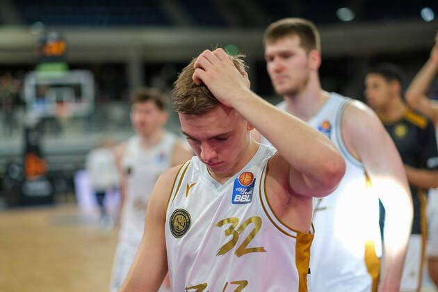 Arturs Zagars (Basketball Loewen Braunschweig, 32) ist sichtlich enttaeuschung traurig niedergeschlagen, MLP Academics Heidelberg vs. Basketball Loewen Braunschweig, Basketball, easyCredit Bundesliga, 25.Spieltag, Saison 2021 2022, 12.03.2022, MLP Academics Heidelberg vs. Basketball Loewen Braunschweig, Basketball, easyCredit Bundesliga, 25.Spieltag, Saison 2021 2022, 12.03.2022, Heidelberg Copyright: xEibner-Pressefotox EP_EER