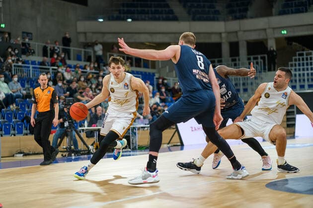David Kraemer (Basketball Loewen Braunschweig, 1) im Zweikampf mit Max Ugrai (MLP Academics Heidelberg, 8), MLP Academics Heidelberg vs. Basketball Loewen Braunschweig, Basketball, easyCredit Bundesliga, 25.Spieltag, Saison 2021 2022, 12.03.2022, MLP Academics Heidelberg vs. Basketball Loewen Braunschweig, Basketball, easyCredit Bundesliga, 25.Spieltag, Saison 2021 2022, 12.03.2022, Heidelberg Copyright: xEibner-Pressefotox EP_EER