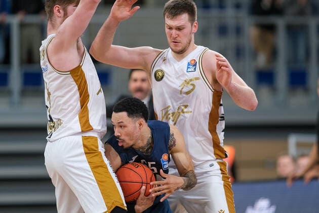 Kyan Anderson (MLP Academics Heidelberg, 55) im Zweikampf mit Luc van Slooten (Basketball Loewen Braunschweig, 4) und Martin Peterka (Basketball Loewen Braunschweig, 15), MLP Academics Heidelberg vs. Basketball Loewen Braunschweig, Basketball, easyCredit Bundesliga, 25.Spieltag, Saison 2021 2022, 12.03.2022, MLP Academics Heidelberg vs. Basketball Loewen Braunschweig, Basketball, easyCredit Bundesliga, 25.Spieltag, Saison 2021 2022, 12.03.2022, Heidelberg Copyright: xEibner-Pressefotox EP_EER