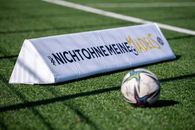 13.03.2022 - Fussball - Saison 2021 2022 - 2. Frauen - Fussball - Bundesliga - 16. Spieltag - 1. FC Nürnberg FCN ( Club ) - SV Meppen - ThHa - nicht ohne meine Mädels Symbolfoto Symbolbild - Ball im Vordergrund