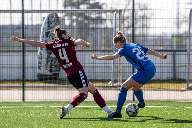 13.03.2022 - Fussball - Saison 2021 2022 - 2. Frauen - Fussball - Bundesliga - 16. Spieltag - 1. FC Nürnberg FCN ( Club ) - SV Meppen - ThHa - Michaela Drescher (4, 1. FC Nürnberg FCN ) Lynn Rahel Gismann (26, SV Meppen )
