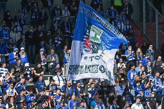 Schalke Fans schwenbken eine große Schalke Fahne, Fans, Publikum, Zuschauer, Stimmung, Atmosphäre, Stadion, 13.03.2022, Ingolstadt (Deutschland), Fussball, 2. Bundesliga, FC Ingolstadt 04 - FC Schalke 04, DFB DFL REGULATIONS PROHIBIT ANY USE OF PHOTOGRAPHS AS IMAGE SEQUENCES AND OR QUASI-VIDEO.