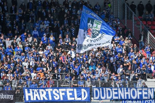 Schalke Fans schwenbken eine große Schalke Fahne, Fans, Publikum, Zuschauer, Stimmung, Atmosphäre, Stadion, 13.03.2022, Ingolstadt (Deutschland), Fussball, 2. Bundesliga, FC Ingolstadt 04 - FC Schalke 04, DFB DFL REGULATIONS PROHIBIT ANY USE OF PHOTOGRAPHS AS IMAGE SEQUENCES AND OR QUASI-VIDEO.