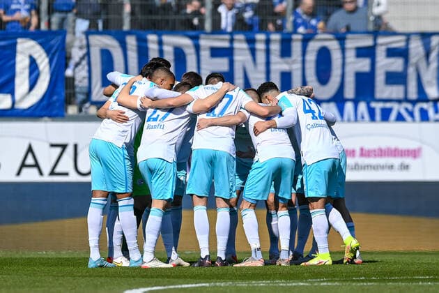 Schalker Spieler schwören sich mit einem Mannschaftskreis, Teamkreis, Konzentration, Kameradschaft, Ansprache, Motivation, vor dem Anpfiff ein, 13.03.2022, Ingolstadt (Deutschland), Fussball, 2. Bundesliga, FC Ingolstadt 04 - FC Schalke 04, DFB DFL REGULATIONS PROHIBIT ANY USE OF PHOTOGRAPHS AS IMAGE SEQUENCES AND OR QUASI-VIDEO.