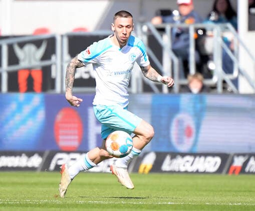13.03.2022, xemx, Fussball 2.Bundesliga, FC Ingolstadt - FC Schalke 04 emspor, v.l. Darko Churlinov (FC Schalke 04) Aktion, Einzelaktion, Einzelbild, Freisteller, Ganzkoerperaufnahme, ganze Figur (DFL DFB REGULATIONS PROHIBIT ANY USE OF PHOTOGRAPHS as IMAGE SEQUENCES and or QUASI-VIDEO) Ingolstadt
