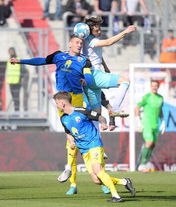 13.03.2022, xemx, Fussball 2.Bundesliga, FC Ingolstadt - FC Schalke 04 emspor, v.l. Stefan Kutschke (FC Ingolstadt), Ko Itakura (FC Schalke 04) Zweikampf, Aktion, action, battle for the ball (DFL DFB REGULATIONS PROHIBIT ANY USE OF PHOTOGRAPHS as IMAGE SEQUENCES and or QUASI-VIDEO) Ingolstadt