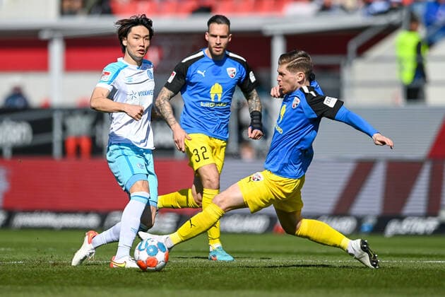v.li.: Kou Itakura (Schalke, 3) Patrick Schmidt (FC Ingolstadt, 32) Denis Linsmayer (FC Ingolstadt, 23) im Zweikampf, Duell, duel, tackle, Dynamik, Action, Aktion, 13.03.2022, Ingolstadt (Deutschland), Fussball, 2. Bundesliga, FC Ingolstadt 04 - FC Schalke 04, DFB DFL REGULATIONS PROHIBIT ANY USE OF PHOTOGRAPHS AS IMAGE SEQUENCES AND OR QUASI-VIDEO.