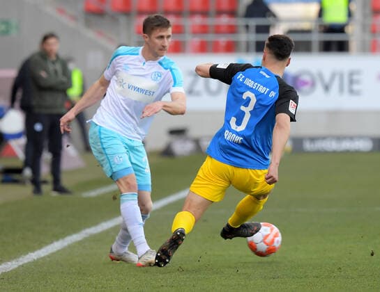 13.03.2022, xemx, Fussball 2.Bundesliga, FC Ingolstadt - FC Schalke 04 emspor, v.l. Reinhold Ranftl (FC Schalke 04), Dominik Franke (FC Ingolstadt) Zweikampf, Aktion, action, battle for the ball (DFL DFB REGULATIONS PROHIBIT ANY USE OF PHOTOGRAPHS as IMAGE SEQUENCES and or QUASI-VIDEO) Ingolstadt