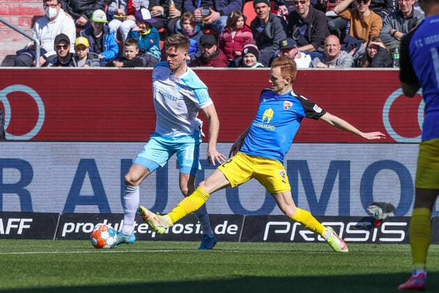 13.03.2022, Fussball, Saison 2021 2022, 2. Bundesliga, 26. Spieltag, FC Ingolstadt 04 - FC Schalke 04, v. l. Marius Bülter (FC Schalke 04), Christian Gebauer (FC Ingolstadt 04) Foto: Tim Rehbein RHR-FOTO Ingolstadt Audi Sportpark Bayern Deutschland xRHR-FOTO TRx