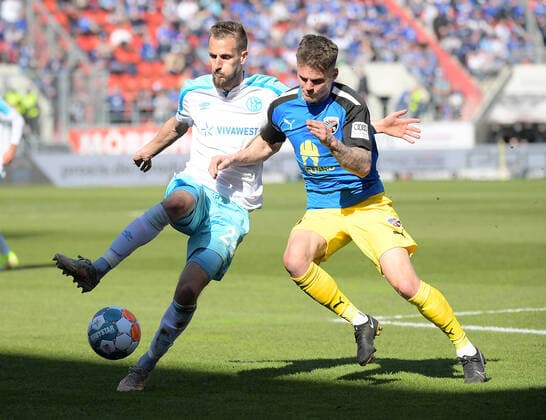 13.03.2022, xemx, Fussball 2.Bundesliga, FC Ingolstadt - FC Schalke 04 emspor, v.l. Dominick Drexler (FC Schalke 04), Florian Pick (FC Ingolstadt) Zweikampf, Aktion, action, battle for the ball (DFL DFB REGULATIONS PROHIBIT ANY USE OF PHOTOGRAPHS as IMAGE SEQUENCES and or QUASI-VIDEO) Ingolstadt