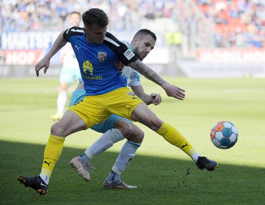 13.03.2022, xemx, Fussball 2.Bundesliga, FC Ingolstadt - FC Schalke 04 emspor, v.l. Florian Pick (FC Ingolstadt), Dominick Drexler (FC Schalke 04) Zweikampf, Aktion, action, battle for the ball (DFL DFB REGULATIONS PROHIBIT ANY USE OF PHOTOGRAPHS as IMAGE SEQUENCES and or QUASI-VIDEO) Ingolstadt