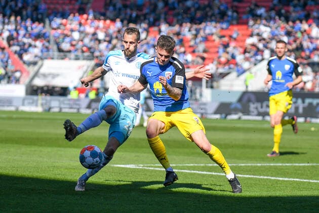 v.li.: Dominick Drexler (Schalke, 24) Florian Pick (FC Ingolstadt, 26) im Zweikampf, Duell, duel, tackle, Dynamik, Action, Aktion, 13.03.2022, Ingolstadt (Deutschland), Fussball, 2. Bundesliga, FC Ingolstadt 04 - FC Schalke 04, DFB DFL REGULATIONS PROHIBIT ANY USE OF PHOTOGRAPHS AS IMAGE SEQUENCES AND OR QUASI-VIDEO.
