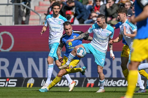v.li.: Patrick Schmidt (FC Ingolstadt, 32) Darko Churlinov (Schalke, 7) im Zweikampf, Duell, duel, tackle, Dynamik, Action, Aktion, 13.03.2022, Ingolstadt (Deutschland), Fussball, 2. Bundesliga, FC Ingolstadt 04 - FC Schalke 04, DFB DFL REGULATIONS PROHIBIT ANY USE OF PHOTOGRAPHS AS IMAGE SEQUENCES AND OR QUASI-VIDEO.