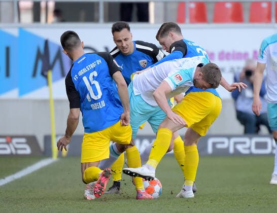 13.03.2022, xemx, Fussball 2.Bundesliga, FC Ingolstadt - FC Schalke 04 emspor, v.l. Visar Musliu (FC Ingolstadt), Simon Terodde (FC Schalke 04), Denis Linsmayer (FC Ingolstadt) Zweikampf, Aktion, action, battle for the ball (DFL DFB REGULATIONS PROHIBIT ANY USE OF PHOTOGRAPHS as IMAGE SEQUENCES and or QUASI-VIDEO) Ingolstadt