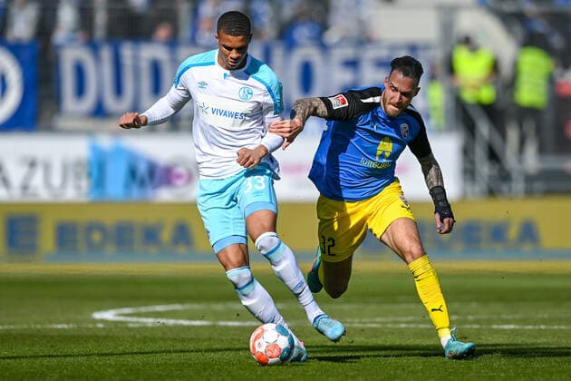 v.li.: Malick Thiaw (Schalke, 33) Patrick Schmidt (FC Ingolstadt, 32) im Zweikampf, Duell, duel, tackle, Dynamik, Action, Aktion, 13.03.2022, Ingolstadt (Deutschland), Fussball, 2. Bundesliga, FC Ingolstadt 04 - FC Schalke 04, DFB DFL REGULATIONS PROHIBIT ANY USE OF PHOTOGRAPHS AS IMAGE SEQUENCES AND OR QUASI-VIDEO.