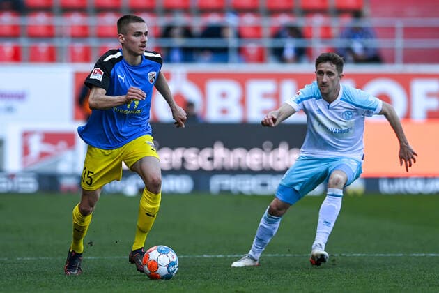 v.li.: Filip Bilbija (FC Ingolstadt, 35) Reinhold Ranftl (Schalke, 27) im Zweikampf, Duell, duel, tackle, Dynamik, Action, Aktion, 13.03.2022, Ingolstadt (Deutschland), Fussball, 2. Bundesliga, FC Ingolstadt 04 - FC Schalke 04, DFB DFL REGULATIONS PROHIBIT ANY USE OF PHOTOGRAPHS AS IMAGE SEQUENCES AND OR QUASI-VIDEO.