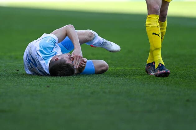 Reinhold Ranftl (Schalke, 27) am Boden liegend, mit Schmerzen nach einem Foul, racked with pain, 13.03.2022, Ingolstadt (Deutschland), Fussball, 2. Bundesliga, FC Ingolstadt 04 - FC Schalke 04, DFB DFL REGULATIONS PROHIBIT ANY USE OF PHOTOGRAPHS AS IMAGE SEQUENCES AND OR QUASI-VIDEO.
