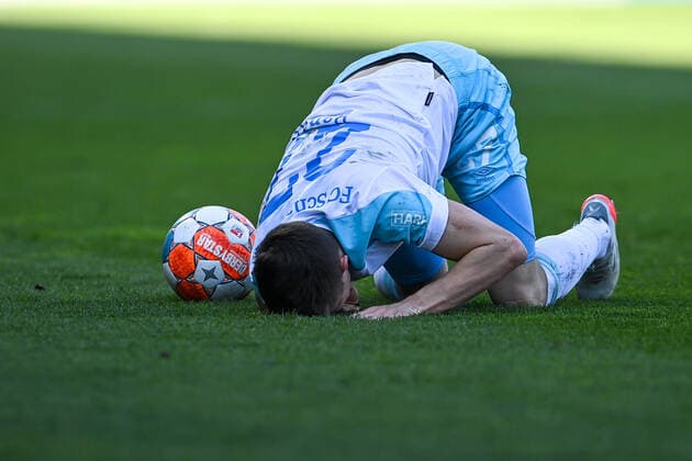 Reinhold Ranftl (Schalke, 27) am Boden liegend, mit Schmerzen nach einem Foul, racked with pain, Freisteller, Ganzkörper, Einzelbild, Aktion, Action, 13.03.2022, Ingolstadt (Deutschland), Fussball, 2. Bundesliga, FC Ingolstadt 04 - FC Schalke 04, DFB DFL REGULATIONS PROHIBIT ANY USE OF PHOTOGRAPHS AS IMAGE SEQUENCES AND OR QUASI-VIDEO.