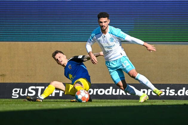 v.li.: Florian Pick (FC Ingolstadt, 26) Kerim Calhanoglu (Schalke, 42) im Zweikampf, Duell, duel, tackle, Dynamik, Action, Aktion, 13.03.2022, Ingolstadt (Deutschland), Fussball, 2. Bundesliga, FC Ingolstadt 04 - FC Schalke 04, DFB DFL REGULATIONS PROHIBIT ANY USE OF PHOTOGRAPHS AS IMAGE SEQUENCES AND OR QUASI-VIDEO.