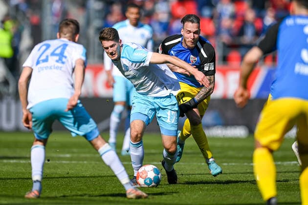 v.li.: Florian Flick (Schalke, 17) Patrick Schmidt (FC Ingolstadt, 32) im Zweikampf, Duell, duel, tackle, Dynamik, Action, Aktion, 13.03.2022, Ingolstadt (Deutschland), Fussball, 2. Bundesliga, FC Ingolstadt 04 - FC Schalke 04, DFB DFL REGULATIONS PROHIBIT ANY USE OF PHOTOGRAPHS AS IMAGE SEQUENCES AND OR QUASI-VIDEO.