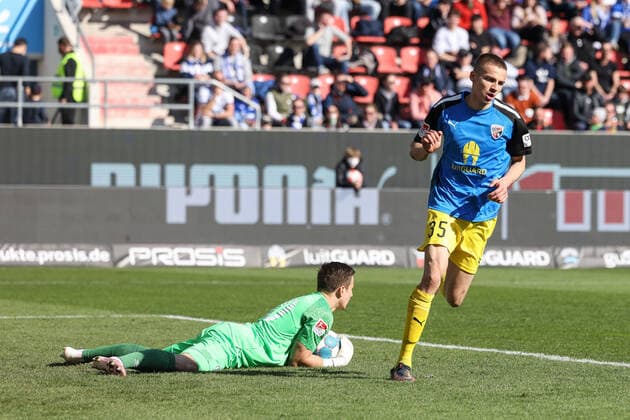 2.BL; FC Ingolstadt 04 - FC Schalke 04; zu spät Filip Bilbija (35, FCI) Torwart Fraisl Martin (30 S04) 2. Bundesliga - FC Ingolstadt 04 Saison 2021 2022 FC Schalke 04