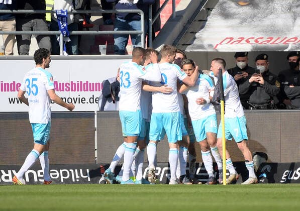 13.03.2022, xemx, Fussball 2.Bundesliga, FC Ingolstadt - FC Schalke 04 emspor, v.l. Rodrigo Zalazar (FC Schalke 04) celebrate the goal, Der Torjubel zum 0:1 (DFL DFB REGULATIONS PROHIBIT ANY USE OF PHOTOGRAPHS as IMAGE SEQUENCES and or QUASI-VIDEO) Ingolstadt