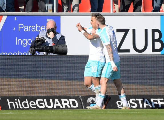 13.03.2022, xemx, Fussball 2.Bundesliga, FC Ingolstadt - FC Schalke 04 emspor, v.l. Rodrigo Zalazar (FC Schalke 04) celebrate the goal, Der Torjubel zum 0:1 (DFL DFB REGULATIONS PROHIBIT ANY USE OF PHOTOGRAPHS as IMAGE SEQUENCES and or QUASI-VIDEO) Ingolstadt