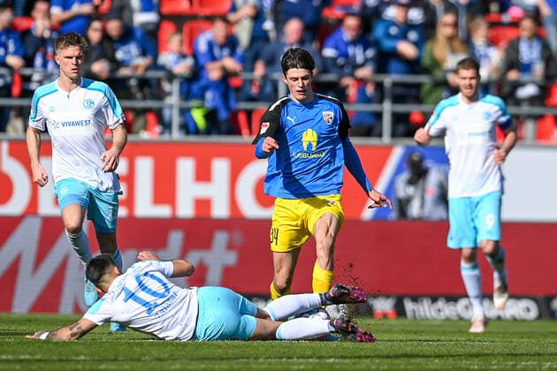 v.li.: Rodrigo Zalazar (Schalke, 10) Merlin Röhl (FC Ingolstadt, 34) im Zweikampf, Duell, duel, tackle, Dynamik, Action, Aktion, 13.03.2022, Ingolstadt (Deutschland), Fussball, 2. Bundesliga, FC Ingolstadt 04 - FC Schalke 04, DFB DFL REGULATIONS PROHIBIT ANY USE OF PHOTOGRAPHS AS IMAGE SEQUENCES AND OR QUASI-VIDEO.