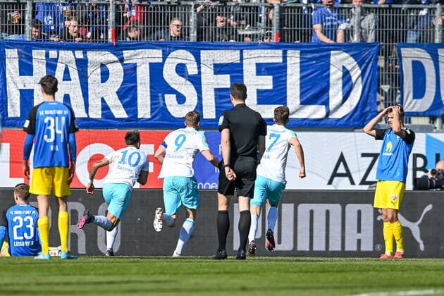 Schalker Spieler mit Torjubel, Jubel, Torjubel, Torerfolg, celebrate the goal, goal, celebration, Jubel ueber das Tor zum 0:1 durch Rodrigo Zalazar (Schalke, 10), optimistisch, Action, Aktion, Spieler des FC Ingolstadt enttäuscht schauend, Enttäuschung, Frustration, disappointed, pessimistisch, 13.03.2022, Ingolstadt (Deutschland), Fussball, 2. Bundesliga, FC Ingolstadt 04 - FC Schalke 04, DFB DFL REGULATIONS PROHIBIT ANY USE OF PHOTOGRAPHS AS IMAGE SEQUENCES AND OR QUASI-VIDEO.