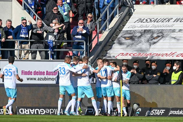 Schalker Spieler mit Torjubel, Jubel, Torjubel, Torerfolg, celebrate the goal, goal, celebration, Jubel ueber das Tor zum 0:1 durch Rodrigo Zalazar (Schalke, 10), optimistisch, Action, Aktion,, 13.03.2022, Ingolstadt (Deutschland), Fussball, 2. Bundesliga, FC Ingolstadt 04 - FC Schalke 04, DFB DFL REGULATIONS PROHIBIT ANY USE OF PHOTOGRAPHS AS IMAGE SEQUENCES AND OR QUASI-VIDEO.