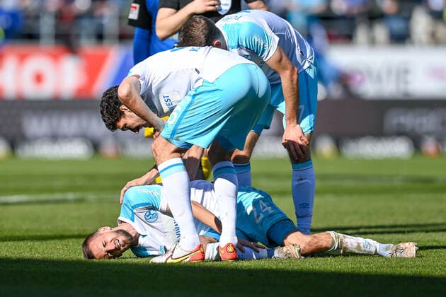 Dominick Drexler (Schalke, 24) am Boden liegend, mit Schmerzen nach einem Foul, racked with pain, 13.03.2022, Ingolstadt (Deutschland), Fussball, 2. Bundesliga, FC Ingolstadt 04 - FC Schalke 04, DFB DFL REGULATIONS PROHIBIT ANY USE OF PHOTOGRAPHS AS IMAGE SEQUENCES AND OR QUASI-VIDEO.