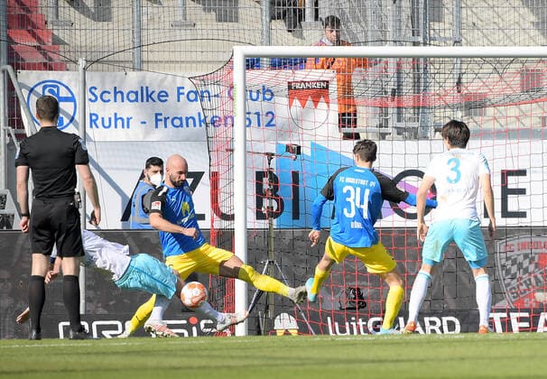 13.03.2022, xemx, Fussball 2.Bundesliga, FC Ingolstadt - FC Schalke 04 emspor, v.l. Simon Terodde (FC Schalke 04), Nico Antonitsch (FC Ingolstadt)zautz, Merlin Roehl (FC Ingolstadt), Ko Itakura (FC Schalke 04) (DFL DFB REGULATIONS PROHIBIT ANY USE OF PHOTOGRAPHS as IMAGE SEQUENCES and or QUASI-VIDEO) Ingolstadt