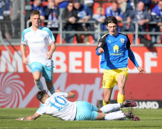 13.03.2022, xemx, Fussball 2.Bundesliga, FC Ingolstadt - FC Schalke 04 emspor, v.l. Rodrigo Zalazar (FC Schalke 04), Merlin Roehl (FC Ingolstadt) Zweikampf, Aktion, action, battle for the ball (DFL DFB REGULATIONS PROHIBIT ANY USE OF PHOTOGRAPHS as IMAGE SEQUENCES and or QUASI-VIDEO) Ingolstadt
