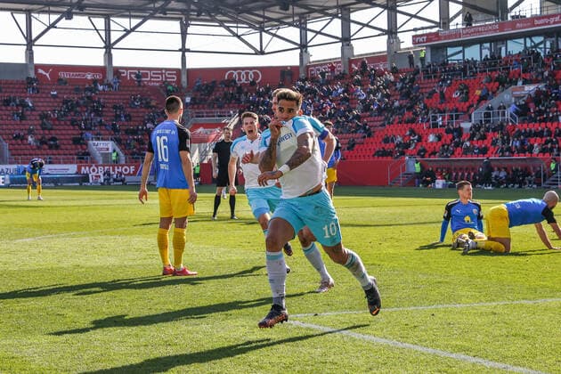 13.03.2022, Fussball, Saison 2021 2022, 2. Bundesliga, 26. Spieltag, FC Ingolstadt 04 - FC Schalke 04, Rodrigo Zalazar (FC Schalke 04) jubelt nach seinem Tor zum 0 zu 1. Foto: Tim Rehbein RHR-FOTO Ingolstadt Audi Sportpark Bayern Deutschland xRHR-FOTO TRx