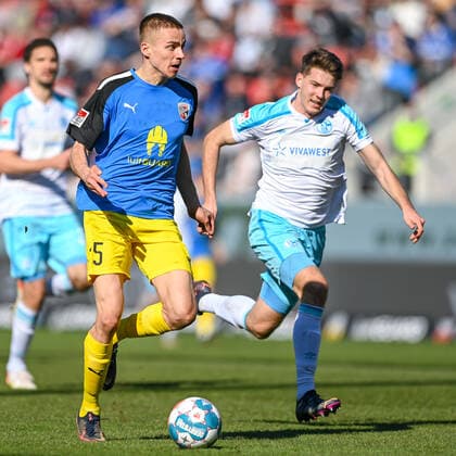 v.li.: Filip Bilbija (FC Ingolstadt, 35) Florian Flick (Schalke, 17) im Zweikampf, Duell, duel, tackle, Dynamik, Action, Aktion, 13.03.2022, Ingolstadt (Deutschland), Fussball, 2. Bundesliga, FC Ingolstadt 04 - FC Schalke 04, DFB DFL REGULATIONS PROHIBIT ANY USE OF PHOTOGRAPHS AS IMAGE SEQUENCES AND OR QUASI-VIDEO.