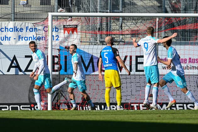 v.li.: Malick Thiaw (Schalke, 33) Darko Churlinov (Schalke, 7) Simon Terodde (Schalke, 9) Marcin Kaminski (Schalke, 35) mit Torjubel, Jubel, Torjubel, Torerfolg, celebrate the goal, goal, celebration, Jubel ueber das Tor zum 0:2 durch g, optimistisch, Action, Aktion, Nico Antonitsch (FC Ingolstadt, 5) enttäuscht schauend, Enttäuschung, Frustration, disappointed, pessimistisch, 13.03.2022, Ingolstadt (Deutschland), Fussball, 2. Bundesliga, FC Ingolstadt 04 - FC Schalke 04, DFB DFL REGULATIONS PROHIBIT ANY USE OF PHOTOGRAPHS AS IMAGE SEQUENCES AND OR QUASI-VIDEO.