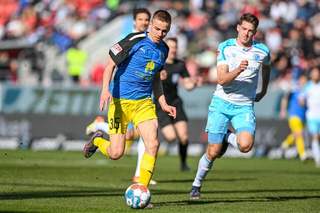 v.li.: Filip Bilbija (FC Ingolstadt, 35) Florian Flick (Schalke, 17) im Zweikampf, Duell, duel, tackle, Dynamik, Action, Aktion, 13.03.2022, Ingolstadt (Deutschland), Fussball, 2. Bundesliga, FC Ingolstadt 04 - FC Schalke 04, DFB DFL REGULATIONS PROHIBIT ANY USE OF PHOTOGRAPHS AS IMAGE SEQUENCES AND OR QUASI-VIDEO.