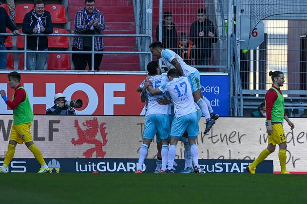 Schalker Spieler mit Torjubel, Jubel, Torjubel, Torerfolg, celebrate the goal, goal, celebration, Jubel ueber das Tor zum 0:2 durch Malick Thiaw (Schalke, 33) (verdeckt), optimistisch, Action, Aktion, 13.03.2022, Ingolstadt (Deutschland), Fussball, 2. Bundesliga, FC Ingolstadt 04 - FC Schalke 04, DFB DFL REGULATIONS PROHIBIT ANY USE OF PHOTOGRAPHS AS IMAGE SEQUENCES AND OR QUASI-VIDEO.