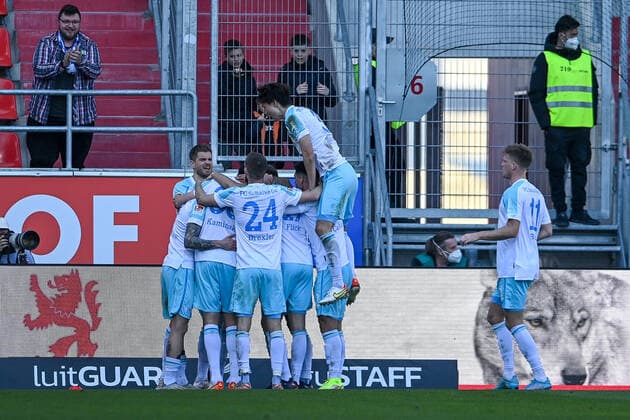 Schalker Spieler mit Torjubel, Jubel, Torjubel, Torerfolg, celebrate the goal, goal, celebration, Jubel ueber das Tor zum 0:2 durch Malick Thiaw (Schalke, 33) (verdeckt), optimistisch, Action, Aktion, 13.03.2022, Ingolstadt (Deutschland), Fussball, 2. Bundesliga, FC Ingolstadt 04 - FC Schalke 04, DFB DFL REGULATIONS PROHIBIT ANY USE OF PHOTOGRAPHS AS IMAGE SEQUENCES AND OR QUASI-VIDEO.
